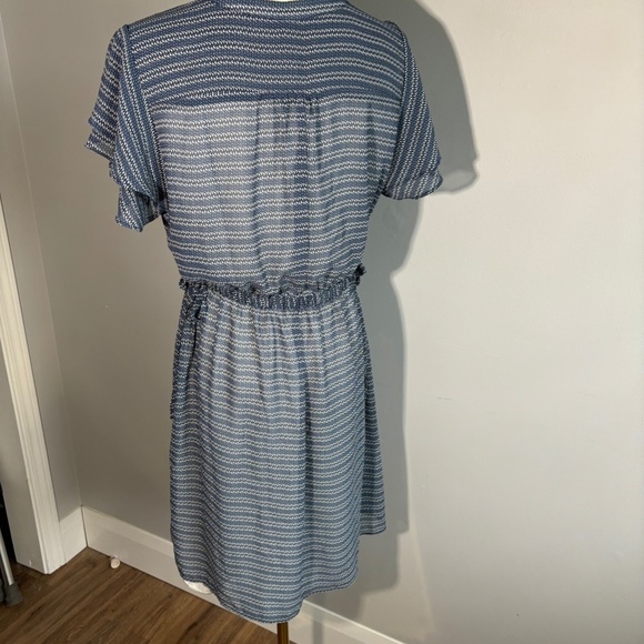 H&M Flutter Sleeve Dress, Dark Blue and white Pattern, V neck, SZ 10, li… - Picture 7 of 9